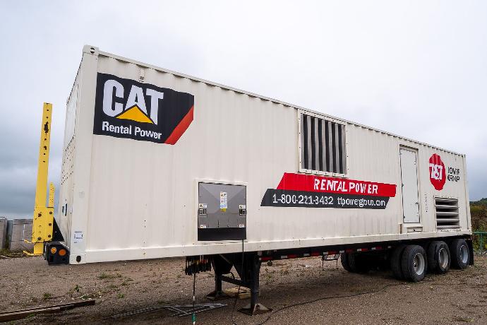 Gallery Image 01 Side view of a CAT XQ2000 trailered generator set with T&T Power Group Branding