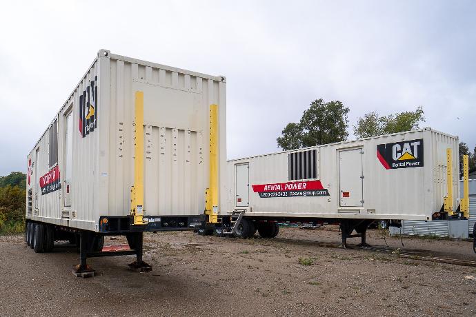 Gallery Image 03 Front view of two CAT XQ2000 trailered generator set with T&T Power Group Branding