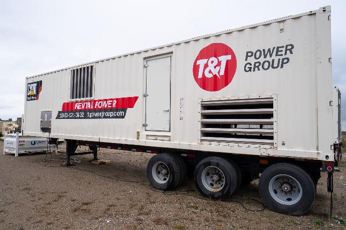 Gallery Image 02 Side view of a CAT XQ2000 trailered generator set with T&T Power Group Branding